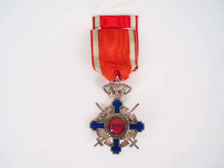 Croix de chevalier de l’ordre royal roumain de l’étoile à titre civil.