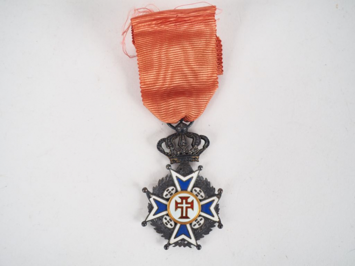 Belle croix de chevalier de l’ordre lusitanien connu comme l’ordre roy