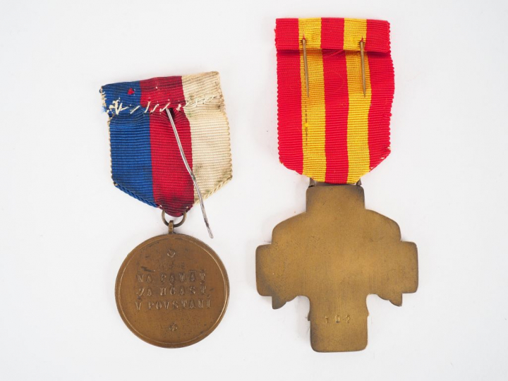 Rare croix des partisan tchécoslovaquie numéro 102 au dos (400 attribu