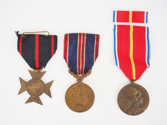 Vente aux enchères Lot de trois décorations tchécoslovaque sur le thème des partisans et 