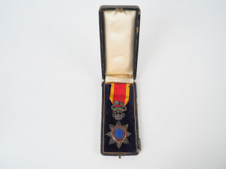 Vente aux enchères Boite en cartonnage abimée contenant une belle étoile de chevalier de 