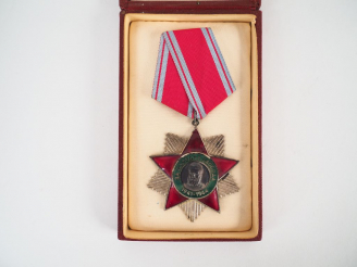 Vente aux enchères Boite rouge d’origine en cartonnage rouge à marquage dorés contenant u