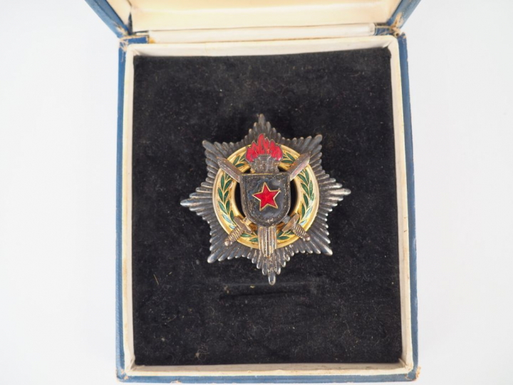 Belle plaque pectorale dans sa boite en cartonnage bleu avec marquage 