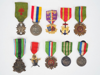 Vente aux enchères Lot de 10 décorations non officielles sur le thème du souvenir de la g