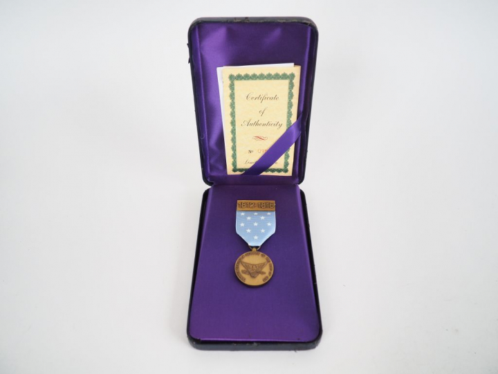 boite en plastique rigide bleu sur fond de rayonne violette contenant 