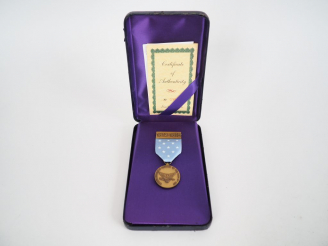 Vente aux enchères boite en plastique rigide bleu sur fond de rayonne violette contenant 