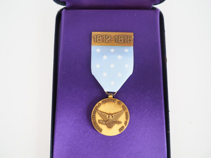 boite en plastique rigide bleu sur fond de rayonne violette contenant 