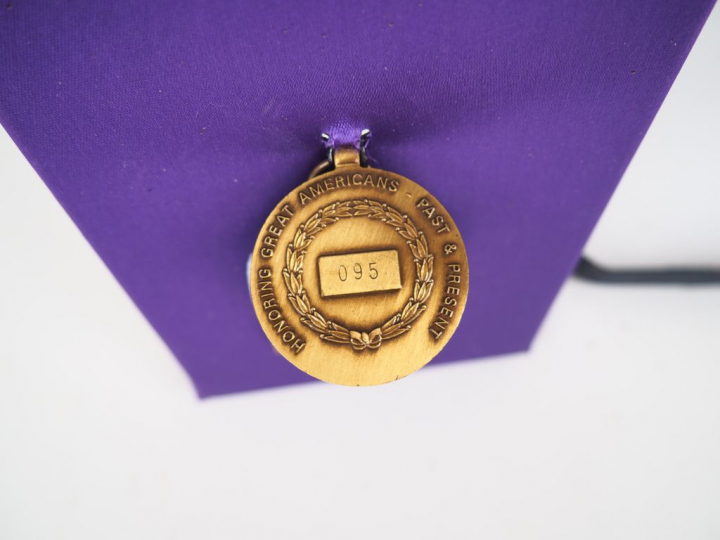 boite en plastique rigide bleu sur fond de rayonne violette contenant 