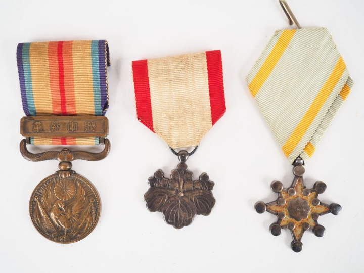 Lot de trois décorations japonaises dont étoile japonaise de l’ordre d