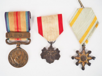 Vente aux enchères Lot de trois décorations japonaises dont étoile japonaise de l’ordre d