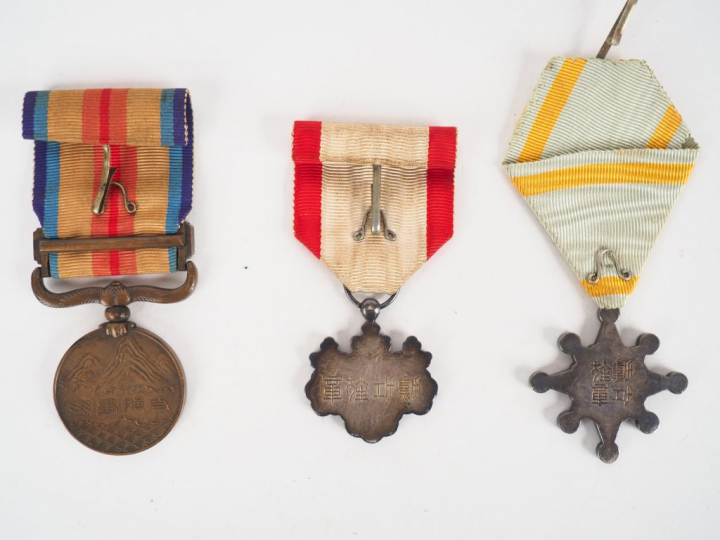 Lot de trois décorations japonaises dont étoile japonaise de l’ordre d