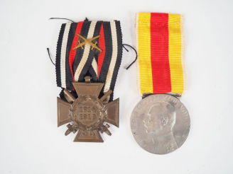 Vente aux enchères Lot de deux décorations Allemagne impériale dont une décoration Badois