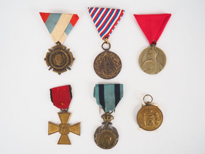 lot de 6 décorations serbes dont croix Commémorative pour la guerre de