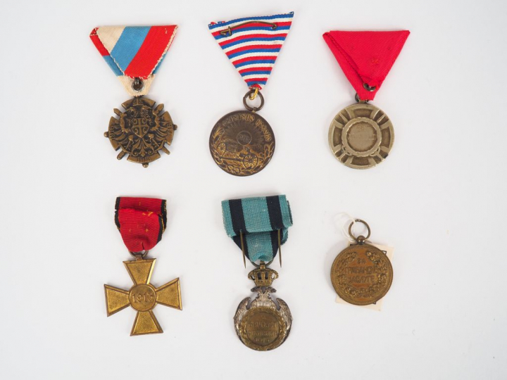 lot de 6 décorations serbes dont croix Commémorative pour la guerre de