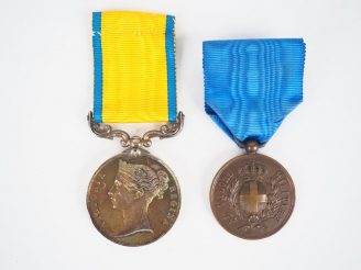 Vente aux enchères Lot de deux décorations dont médaille de la valeur militaire sarde mod
