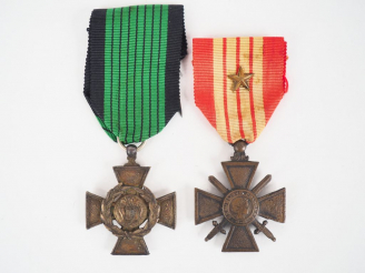 Vente aux enchères Lot de deux décorations Françaises dont croix de guerre légionnaire at