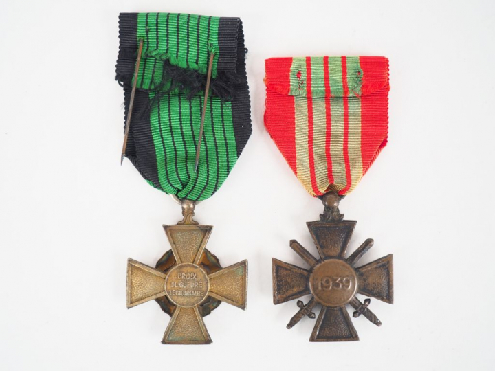 Lot de deux décorations Françaises dont croix de guerre légionnaire at