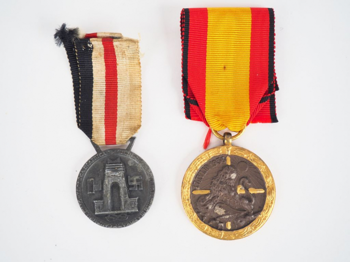Lot de deux décorations dont une médaille Germano-italienne de la camp