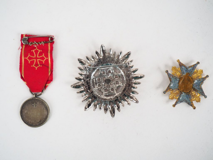 Lot composite comprenant un revers d’une décoration de Saint Louis en 