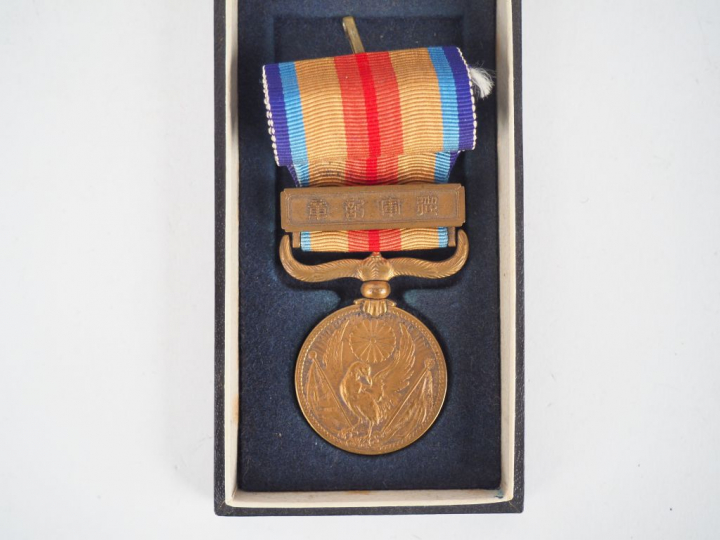 Boite en cartonnage noir idéogrammes argentés sur le couvercle contena