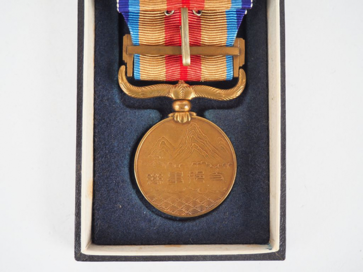 Boite en cartonnage noir idéogrammes argentés sur le couvercle contena