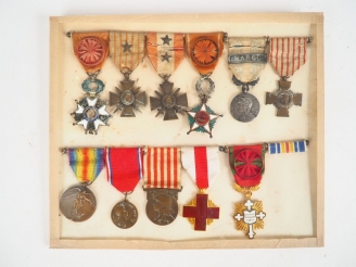 Vente aux enchères Tableau vitré contenant 11 décorations françaises pendantes dont croix