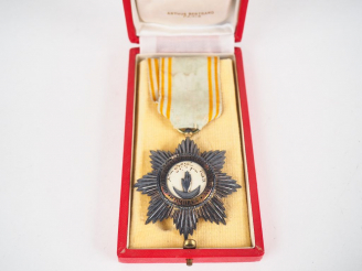 Vente aux enchères Boite rouge de la maison Arthus Bertrand contenant une étoile de cheva