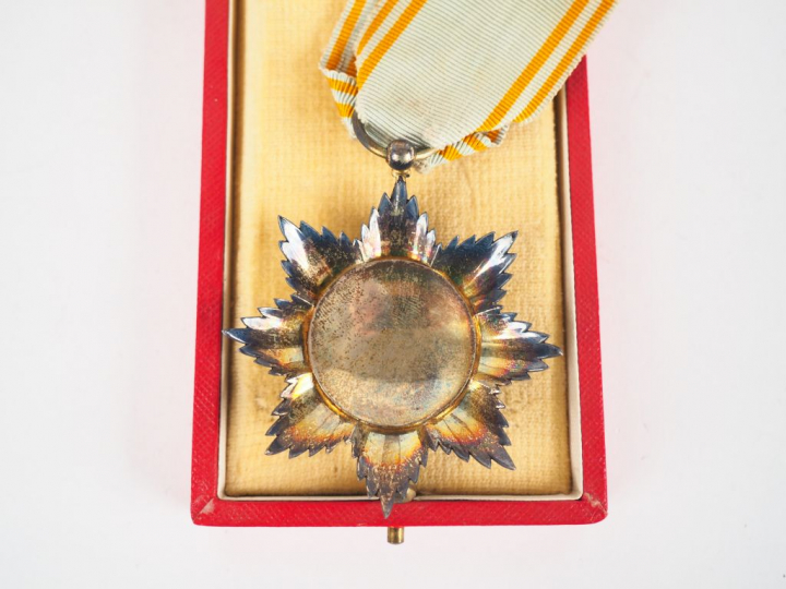 Boite rouge de la maison Arthus Bertrand contenant une étoile de cheva