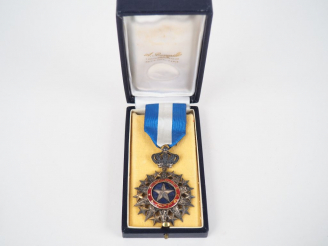 Vente aux enchères Boite contenant une belle étoile de chevalier de l’ordre du Nichan el 