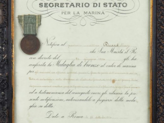 Vente aux enchères Tableau vitré contenant une médaille bronze de la valeur maritime ital