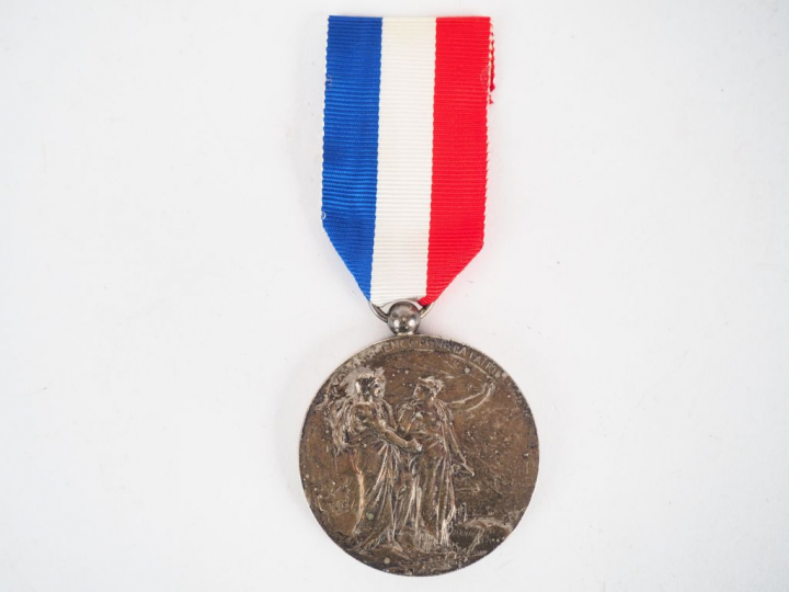 Grande médaille ronde et creuse biface en argent de l’association fran