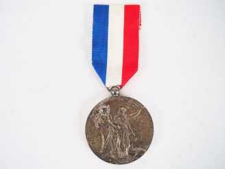 Vente aux enchères Grande médaille ronde et creuse biface en argent de l’association fran