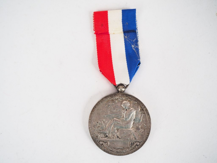 Grande médaille ronde et creuse biface en argent de l’association fran