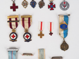 Vente aux enchères Important lot de décoration sur le thème de croix rouge et de l’hospit