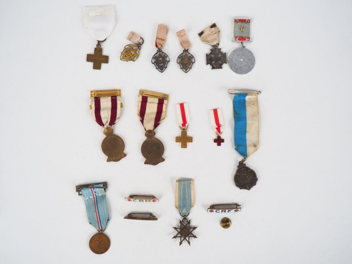 Important lot de décoration sur le thème de croix rouge et de l’hospit