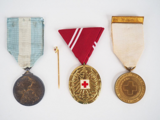 Vente aux enchères lot de 4 décorations sur le thème du secours aux blessés, on y trouve 