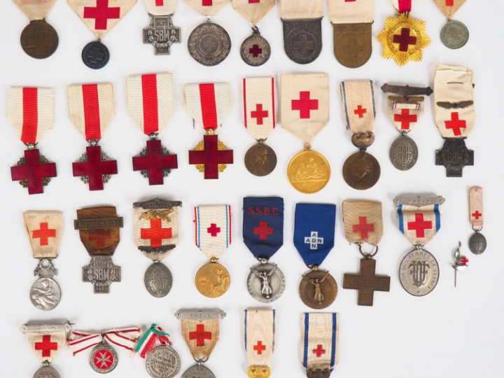 Important lot contenant une trentaine de décorations françaises autour