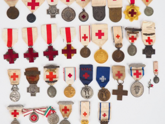 Vente aux enchères Important lot contenant une trentaine de décorations françaises autour