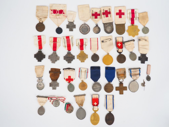 Important lot contenant une trentaine de décorations françaises autour