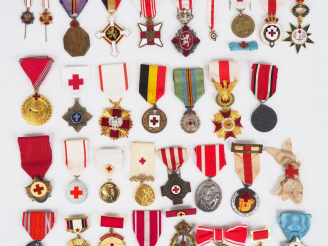 Vente aux enchères Important lot contenant une trentaine de décorations internationales (