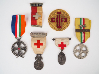Vente aux enchères Lot de 6 décorations diverses sur le thème de la croix rouge dont une 