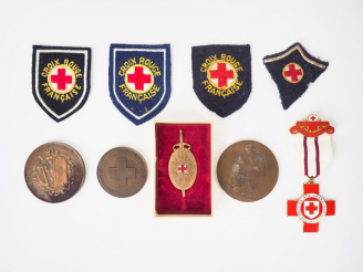 Vente aux enchères Lot de 9 décorations de boite, de médaille de table et de patchs en ti