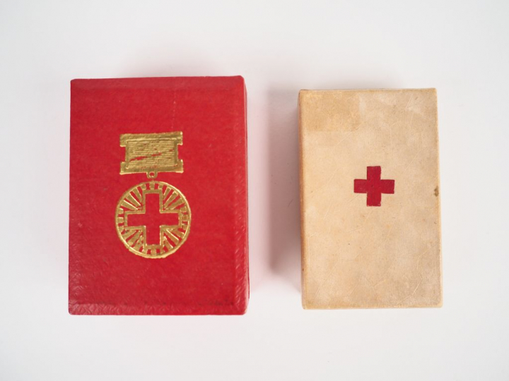 Lot de 9 décorations de boite, de médaille de table et de patchs en ti