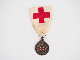 Vente aux enchères Médaille des blessés module rond en argent croix rouge émaillée au cen