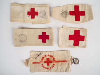 Vente aux enchères Lot de 5 brassards blancs en drap avec croix rouge et tampons de récep
