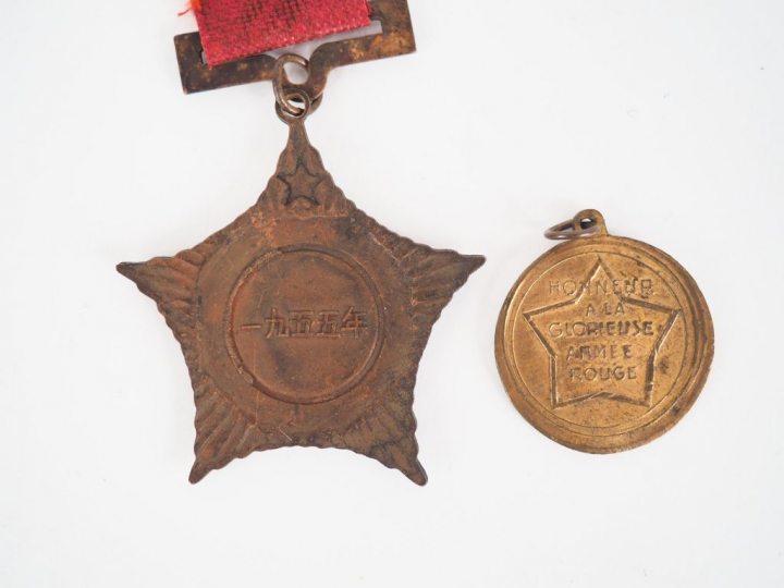 Lot de deux décorations autour du thème socialiste dont médaille en Fr