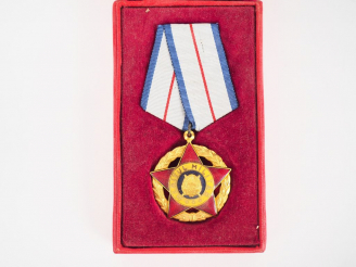 Vente aux enchères Boite d’origine rouge contenant une médaille de la république socialis