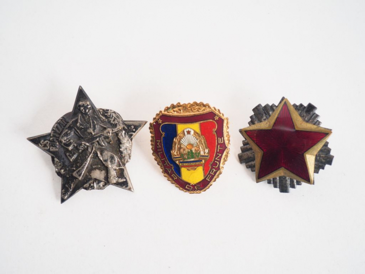 Lot de trois décorations du bloc de l’est post 1945 dont étoile émaill