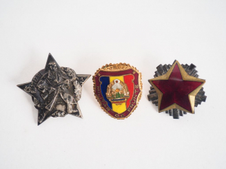 Vente aux enchères Lot de trois décorations du bloc de l’est post 1945 dont étoile émaill