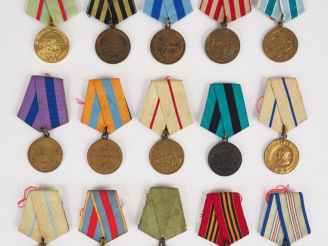 Vente aux enchères Intéressant lot de 15 décorations soviétiques avec leurs rubans spécif